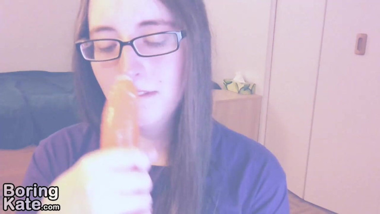 Boring Kate: Kate menghisap dildo besar