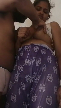 Indianca Desi Bhabhi a dat o șansă fratelor vitreg