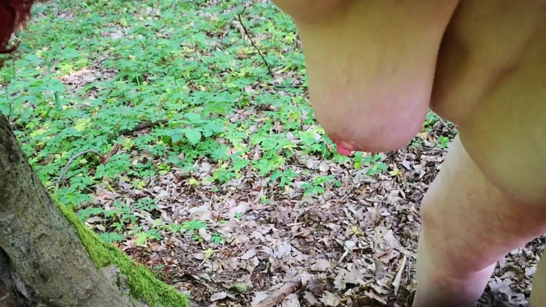 Bouncy Tits Action: Naga niewola na zewnątrz, a następnie biczowanie