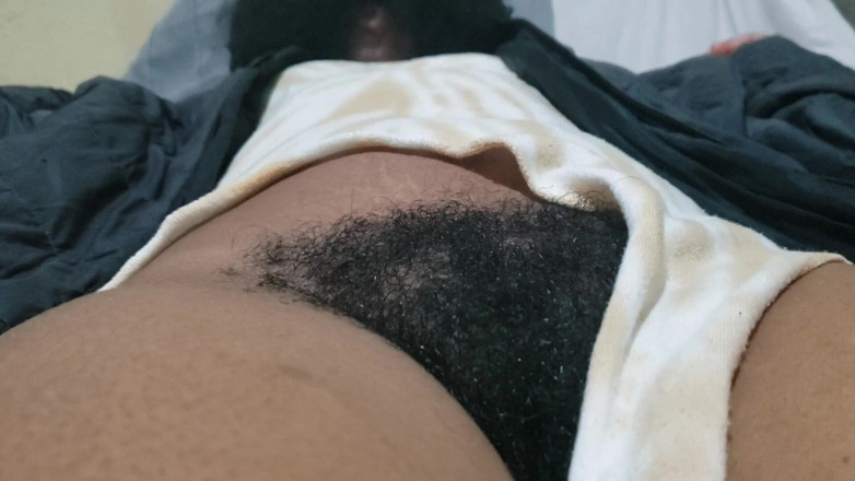 Lovemina: Vedeta păroasă își expune pizda naturală într-o prezență senzuală îndrăzneață și intimă