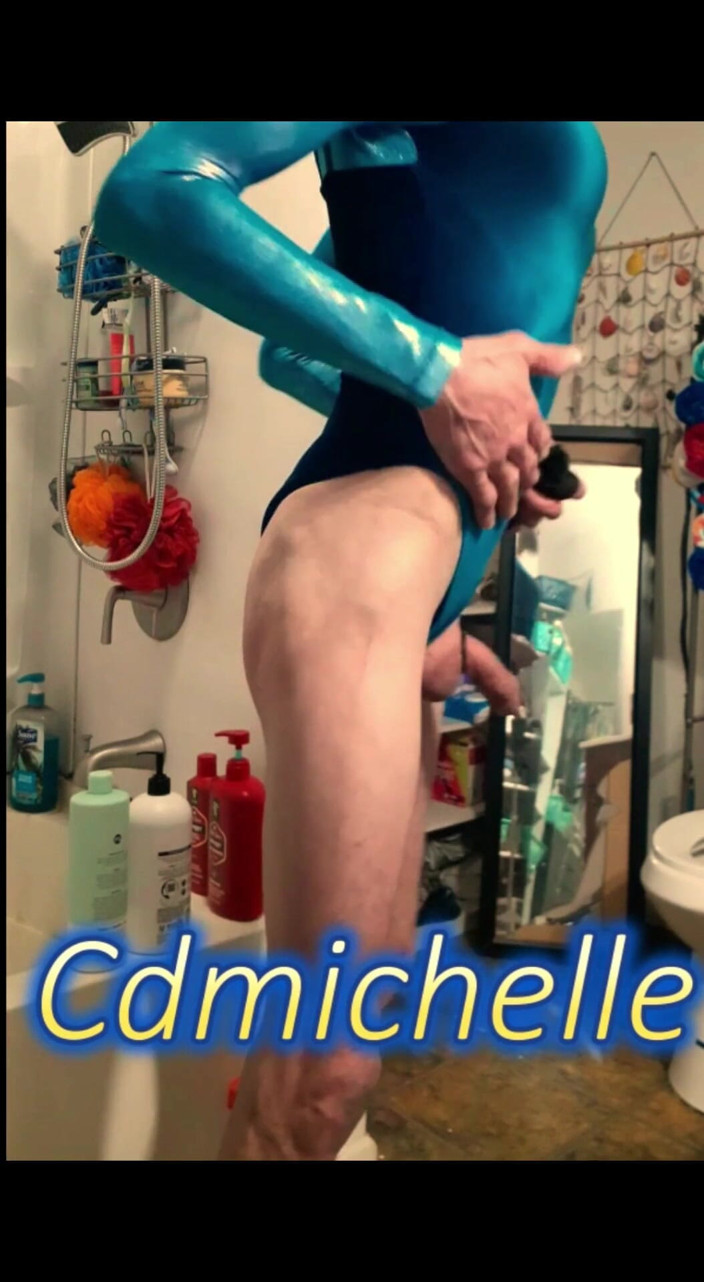 Crossdressers Cd Michelle wearing sexy lingerie: Cdmichelle die panty's aantrekt, zwarte eenstuks string bodysuit met witte...