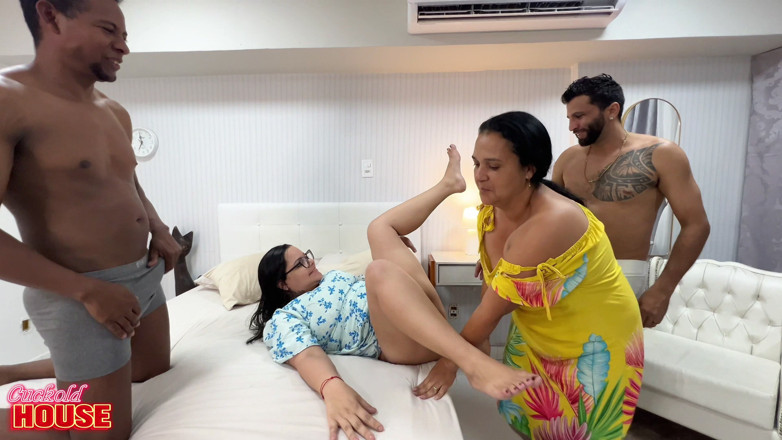 CuckoldHouse: Wanita berumur ini lagi asik seks anal di pesta seks...