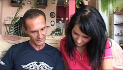 Xtime Network: Una ragazza sexy tra un uomo adulto che leccano un...