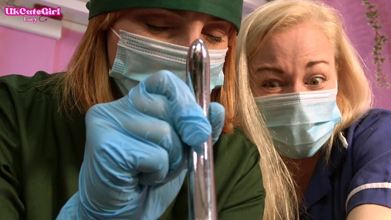 UKCuteGirl Lucy Lauren: Examen médico - enfermera traviesa vs estricto médico, sondeo uretral y...
