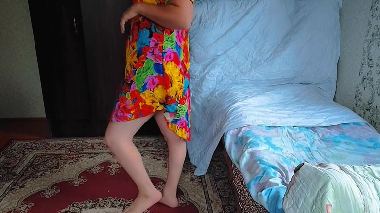 Kitty_Cross: Dolce effeminato in posa con una macchina fotografica vintage nel...