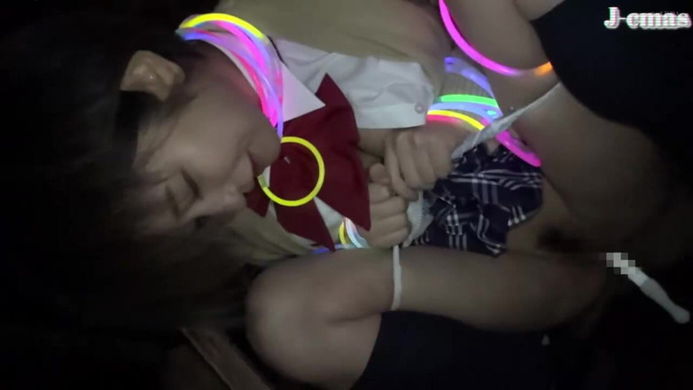 J-Cams: 大胆的美女拥抱露天，在激情溢出的地方留下温暖的痕迹。[下半场] - B