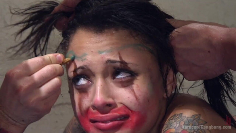 Hardcore Gangbang by Kink: Wenn clowns kommt: Fbi-agent bekommt doppeltes anal und fisting