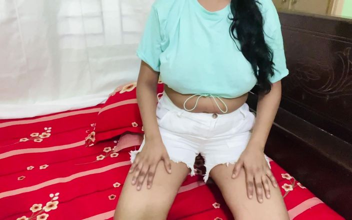 Ena: Primer plano de chica caliente masturbándose con juguete y dedos