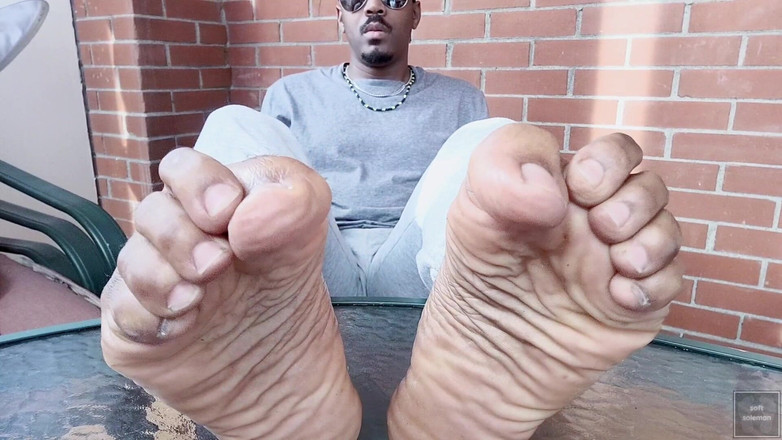 Soft Soleman: Śmierdzące męskie podeszwy (2025)