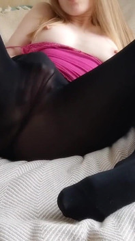 Nadržená dívka v sexy černých punčochách si hraje se svou sladkou kundičkou a užívá si!