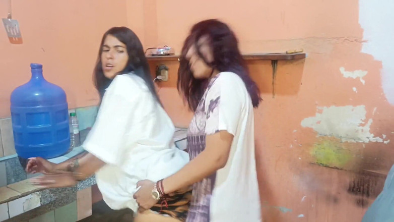 Lady: Des lesbiennes perverses se touchent devant un vieux pervers et...