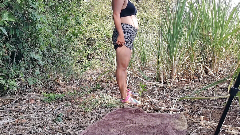 Marys: Naplňuje moji kundičku spermatem v lese!