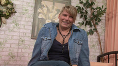 Deutsche XXX Filme: 丰满的德国金发女郎用假阳具自慰