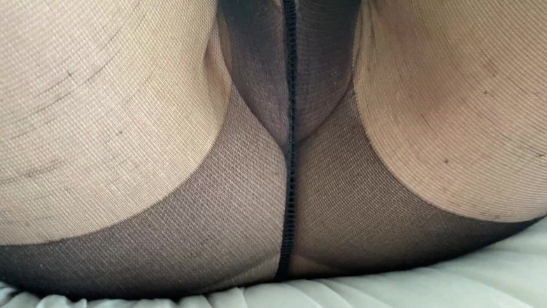 Mistress Mary: Rek mijn nylon uit en raak mijn poesje aan