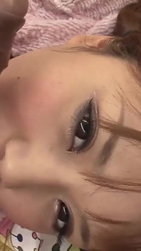 Nadržená brunetka kotě saje ptáka a prstí chlupatou kundičku