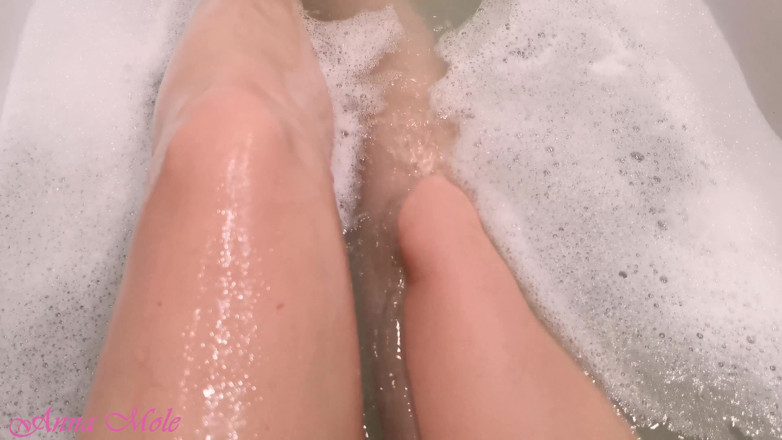 Anna Mole: I take a bath and show off my gorgeous legs.