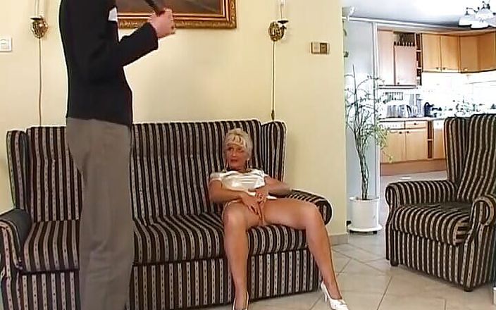Enjoy German porn: Hornu damızlık sarışın Alman nineyi mahvediyor