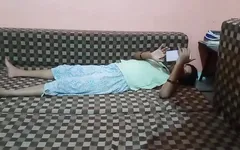 Fodi a indiana, a fez deitar no sofá e, em seguida, inseriu todo o pênis dentro.