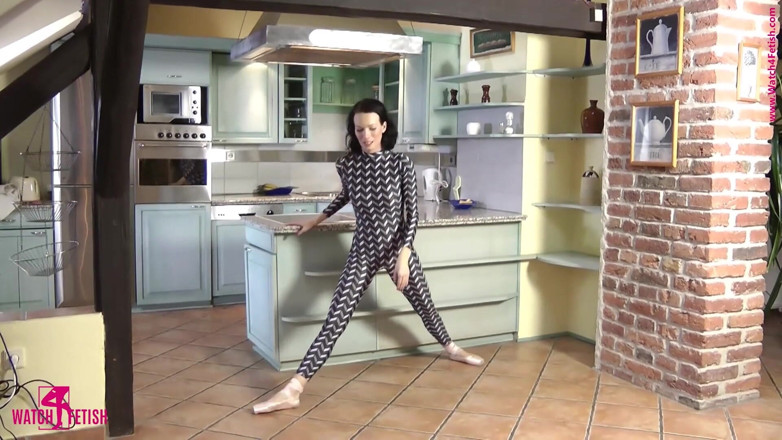 Watch4fetish: Flexibilität im spandex-catsuit