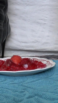 Dominatrix fumando y lamiendo el postre de las suelas del botas, clip en primer plano, Lady Victoria Valente