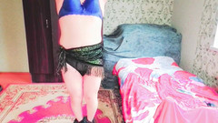 Kitty_Cross: Cewek imut ini lagi asik angkat roknya di bawah lampu...