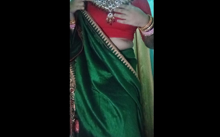 Gaurisissy: Indian Gay Crossdresser Gaurisissy purtând sari verde XXX și se simte...