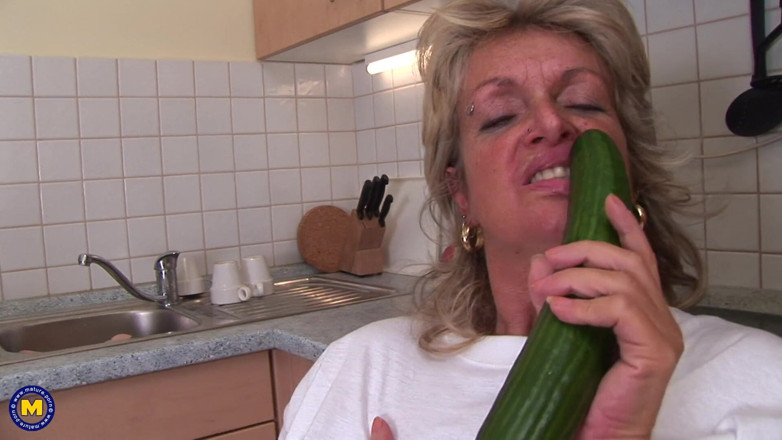 Mature NL: Blond milf i Food Play