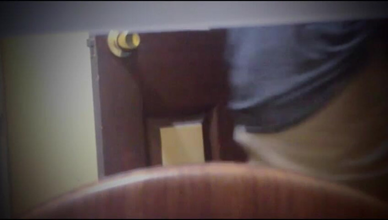 Tetto Michel: 나는 이성애자 친구가 내 화장실에 들어올 때 그를 촬영합니다