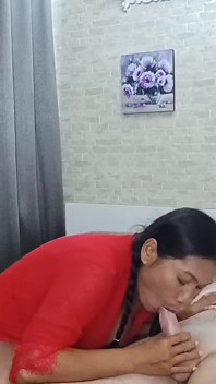 Thaiger一边吮吸和操joey一边弹跳她的胸部
