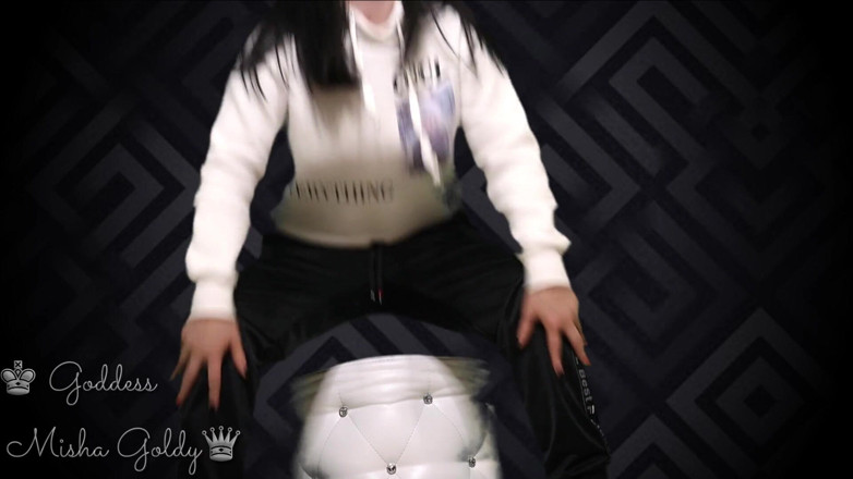 Goddess Misha Goldy: Ukážu ti, kdo ovládá tvého ptáka! Začni mu hned honět!