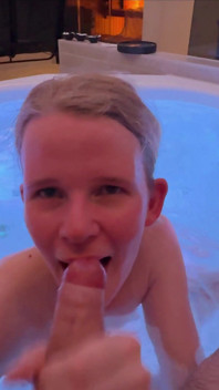 Blonde Tiener Blaast Lul in De Draaikolk! Hitsige Gezichtsbehandeling Voor De Slet!