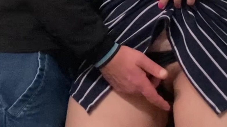 Niki studio: Aku membiarkan orang asing menyentuh memekku di bawah gaun di...