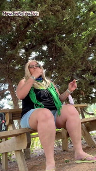Dea miLF brasiliana bbw il rituale del fumo in natura