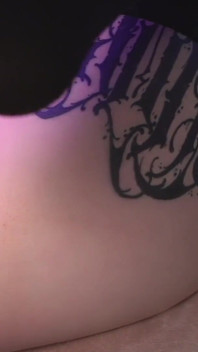 Heißes goth trans-mädchen wird von einem massiven dildo an der fickmaschine gedehnt