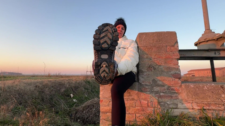 Bergami Melissa: Bestemmio Pesante Mentre Lecchi Il Fango Dagli Stivali - Video All'aperto