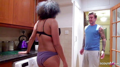 Full porn collection: Ebenová dívka Chanell Santos je svedena a ošukána sdílenými obyvateli