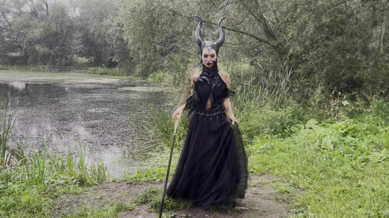 Monika Fox: Maleficent Monika Fox жестко трахнула ее задницу с посохом и большие дилдо со сквиртом и пролапсом