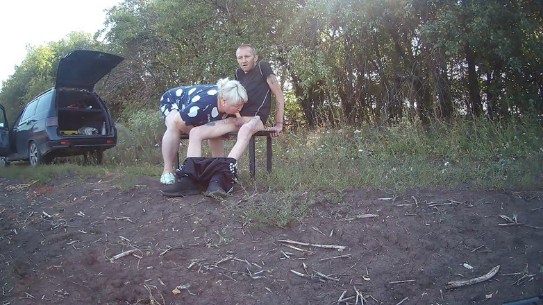 Zona901: Soacra într-un parc îmi masturbează pula până când ejaculez