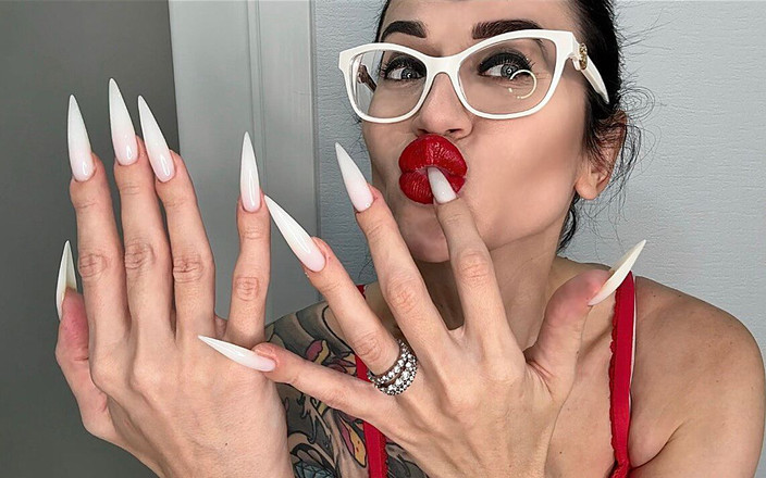 Julia domaina: Kuku Panjang Warna Putih Panas, Cakar Tajam dan Handjob Keriting...