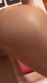 Chanel White spielt mit spielzeug, während sie einen großen schwanz in ihren arsch nimmt