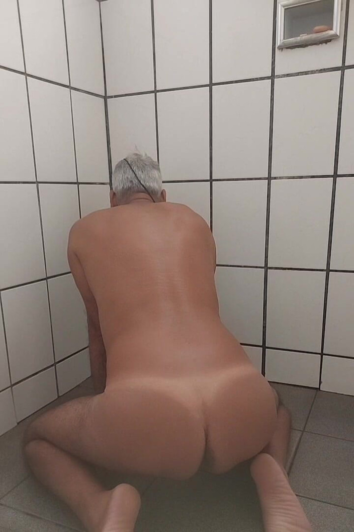 Ladysilvas: Ladysilva uống trà sống khỏa thân trong phòng tắm khoe...