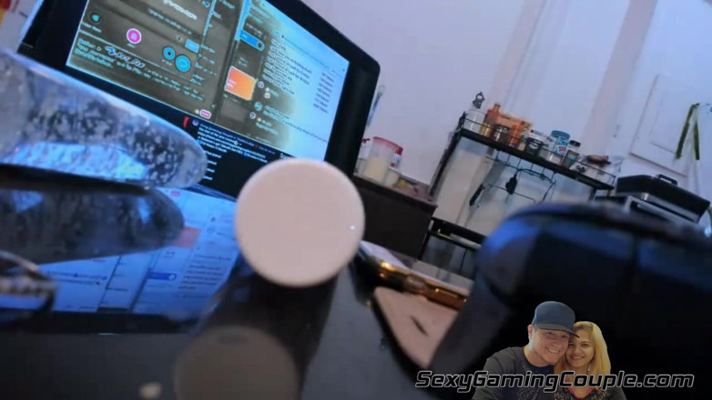 SexyGamingCouple: Asiática le da a la polla palpitante una mamada descuidada...