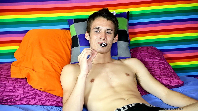 Lollipop Twinks: Twink leo page yang menggemaskan memberikan wawancara yang luar biasa