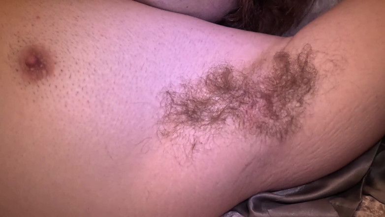 Mr Dimples: 谁想一边闻我毛茸茸的阴户一边撸管一边撸管？