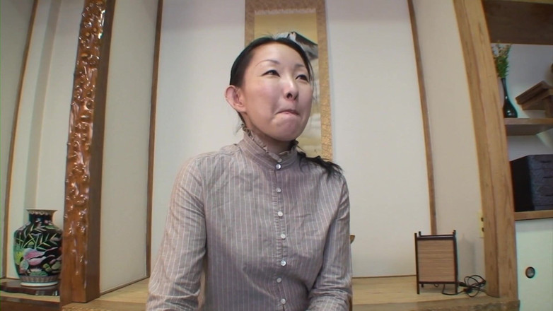 Japan Lust: Mogen japansk mormor remsor ner för fitta creampie