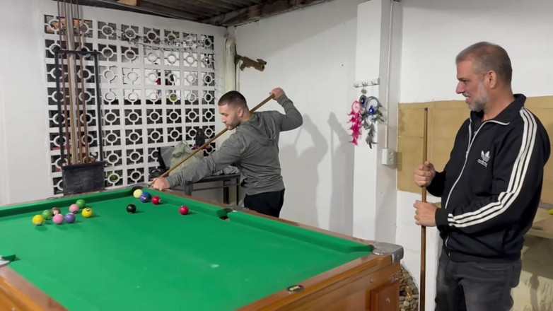 carmonaoficial: Herr Carmona und Victor Ferraz spielen nacktes Billard