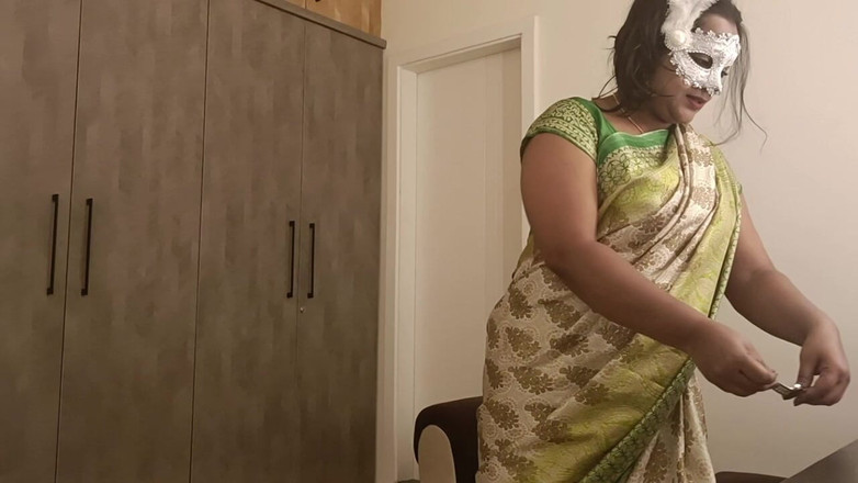 Spandana_Sweety: Velká kráska masturbuje