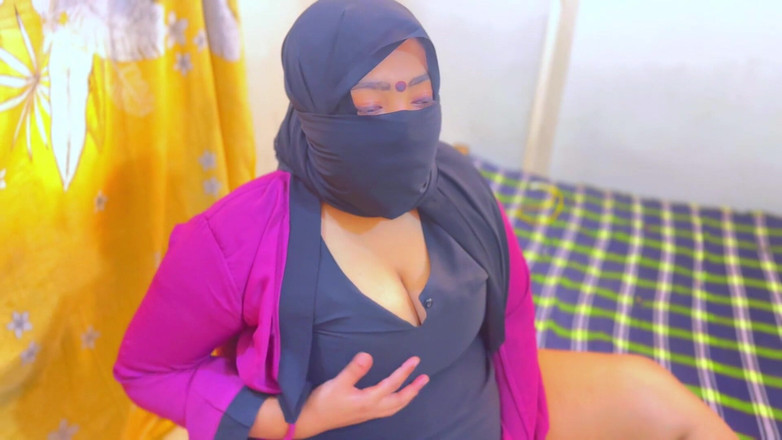 Aria Mia: 이란 아랍 밀프 핫한 새엄마 호텔 방에서 자위하고 호텔 남자가 그녀를 보고 핸잡을 시작해