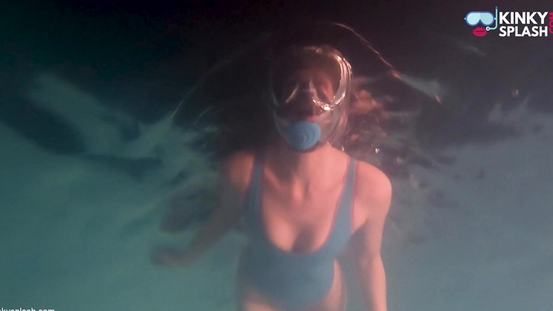 UKCuteGirl Lucy Lauren: Berenang malam dalam pakaian renang lateks &amp; pelitup muka penuh
