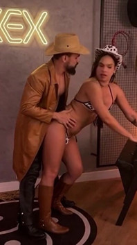 Bella trans scopa con il cowboy